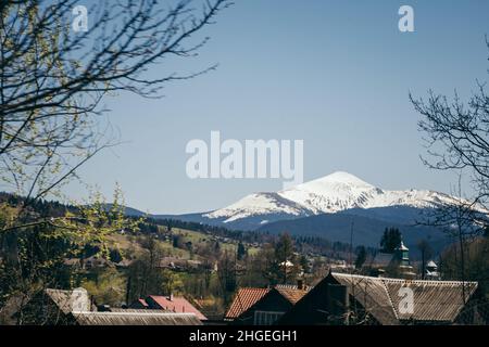 Montagne enneigée à l'horizon, et villages de montagne Banque D'Images