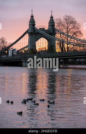 Hammersmith Bridge à la tombée de la nuit, tandis que le feu d'hiver se dirige vers le crépuscule nocturne, West London, England, United Kingdom Banque D'Images