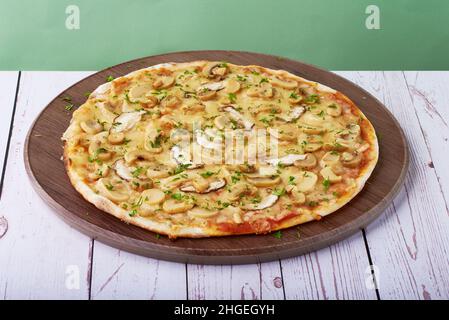 Pizza italienne aux champignons avec poulet grillé et champignons sur bois Banque D'Images