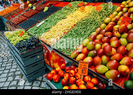 Commerce de fruits et légumes dans le marché local du foin Hotorget à Stockholm, Suède Banque D'Images