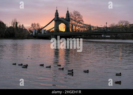 Hammersmith Bridge à la tombée de la nuit, tandis que le feu d'hiver se dirige vers le crépuscule nocturne, West London, England, United Kingdom Banque D'Images