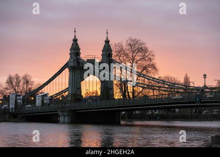 Hammersmith Bridge à la tombée de la nuit, tandis que le feu d'hiver se dirige vers le crépuscule nocturne, West London, England, United Kingdom Banque D'Images