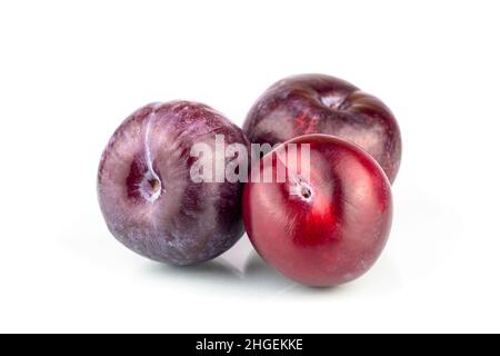 Prunes.Prunes naturelles et biologiques mûres isolées sur fond blanc.Prunes aux cerises violettes.Partie de l'ensemble. Banque D'Images