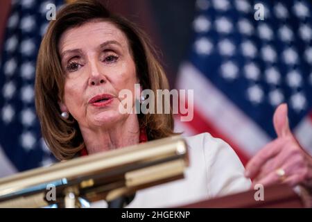 Washington, DC, États-Unis.20th janvier 2022.Nancy Pelosi, Présidente de la Chambre, prononce un discours lors d'une conférence de presse au Capitole des États-Unis, à Washington, DC, Etats-Unis, le 20 janvier 2022.Le Président Pelosi a posé des questions sur la création d'emplois en 2021, la défaite du projet de loi sur le droit de vote au Sénat et la criminalité en Amérique.Crédit : Shawn Thew/Pool via CNP/dpa/Alay Live News Banque D'Images