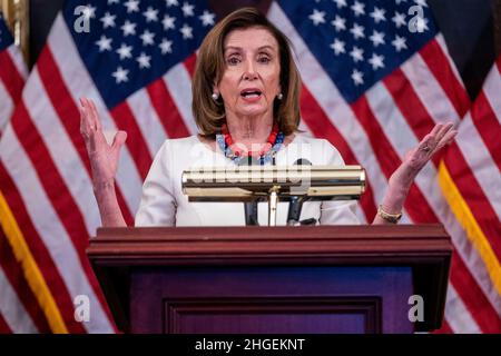 Washington, DC, États-Unis.20th janvier 2022.Nancy Pelosi, Présidente de la Chambre, prononce un discours lors d'une conférence de presse au Capitole des États-Unis, à Washington, DC, Etats-Unis, le 20 janvier 2022.Le Président Pelosi a posé des questions sur la création d'emplois en 2021, la défaite du projet de loi sur le droit de vote au Sénat et la criminalité en Amérique.Crédit : Shawn Thew/Pool via CNP/dpa/Alay Live News Banque D'Images