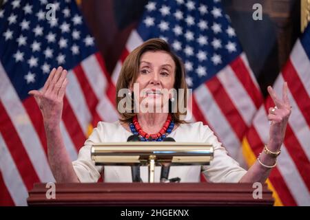 Washington, DC, États-Unis.20th janvier 2022.Nancy Pelosi, Présidente de la Chambre, prononce un discours lors d'une conférence de presse au Capitole des États-Unis, à Washington, DC, Etats-Unis, le 20 janvier 2022.Le Président Pelosi a posé des questions sur la création d'emplois en 2021, la défaite du projet de loi sur le droit de vote au Sénat et la criminalité en Amérique.Crédit : Shawn Thew/Pool via CNP/dpa/Alay Live News Banque D'Images