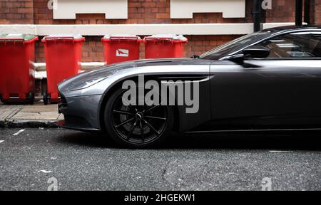 Une Aston Martin DB11 grise garée dans une rue du centre de Birmingham. Banque D'Images