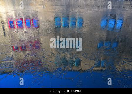 Des fenêtres colorées se reflètent dans le canal gelé de Rochdale, le pont Hebden, Calvaire, West Yorkshire Banque D'Images