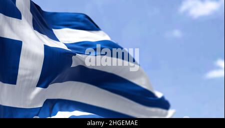 Détail du drapeau national de la Grèce agitant dans le vent par temps clair.Démocratie et politique.Pays européen.Patriotisme.Mise au point sélective. Banque D'Images