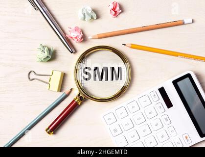 SMM via loupe.Concept de marketing sur les médias sociaux. Banque D'Images