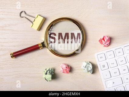 SMM via loupe.Concept de marketing sur les médias sociaux. Banque D'Images