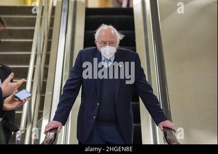 Washington, États-Unis.20th janvier 2022.Le sénateur Bernie Sanders, D-VT, quitte le Capitole après avoir voté à Washington le jeudi 20 janvier 2022.Photo de Bonnie Cash/UPI Credit: UPI/Alay Live News Banque D'Images