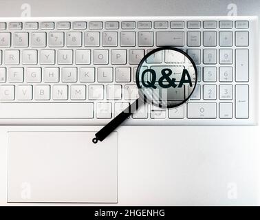 Q et Un concept.QnA à travers la loupe. Banque D'Images