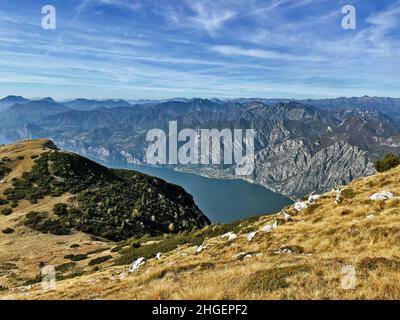 Panorama sur le lac de Garde depuis le sentier de randonnée de Monte Baldo, Trento, Italie Banque D'Images