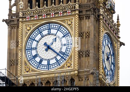 Horloge restaurée de la tour de Big Ben incluant la restauration de la couleur bleue prussienne originale pour les mains et le visage de l'horloge. Banque D'Images