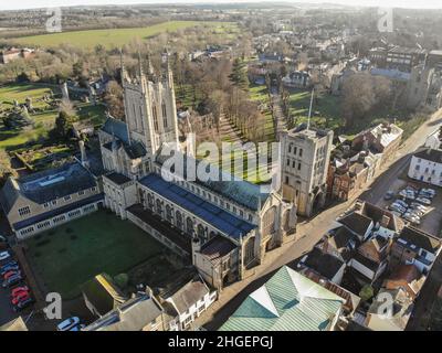 (Les éditeurs notent l'image prise par un drone)la cathédrale St Edmundsbury à Bury St Edmunds.Bury St Edmunds est une ville de marché dans l'est de l'Angleterre qui est célèbre pour ses bâtiments historiques et ses rues hautes prospères.La ville dispose de bâtiments bien préservés comme les jardins de l'abbaye et la cathédrale Saint-Edmundsbury. Banque D'Images