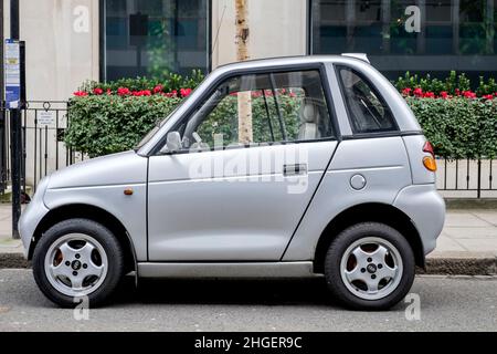 Une voiture électrique Reva G-Wiz garée dans la rue, Londres, Royaume-Uni Banque D'Images