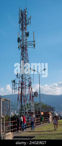 Medellin, Antioquia, Colombie - décembre 7 2021: Tour de télécommunications dans le "Pueblito Paisa" avec des gens autour de voir la vue de là Banque D'Images