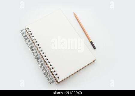 Bloc de mise en plan d'esquisse filaire vierge avec crayon sur fond blanc Banque D'Images