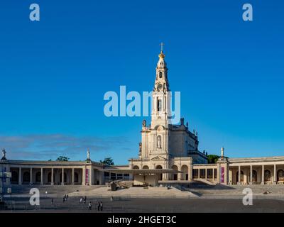 Sanctuaire de Fatima, Portugal.Basilique notre-Dame du Rosaire vue depuis et à travers la colonnade.Un des plus importants Marian Shrines et pi Banque D'Images