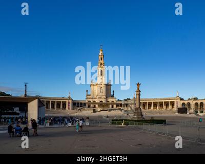 Sanctuaire de Fatima, Portugal.Basilique notre-Dame du Rosaire vue depuis et à travers la colonnade.Un des plus importants Marian Shrines et pi Banque D'Images