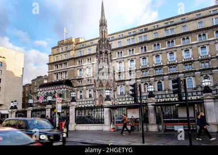 Monument de Charing Cross, réplique de la reine Eleanor de Castille, épouse du roi Edward I d'Angleterre, qui se trouvait à l'origine à proximité.Londres, Royaume-Uni. Banque D'Images