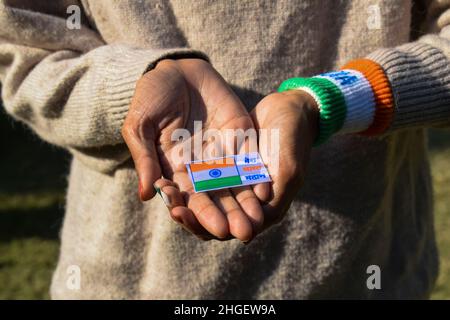Femme portant un badge indien écrit « sera bharat mahan » signifiant mon plus grand Inde.La personne qui tient le jour de l'indépendance de l'Inde ou le jour de la République souhaite Banque D'Images