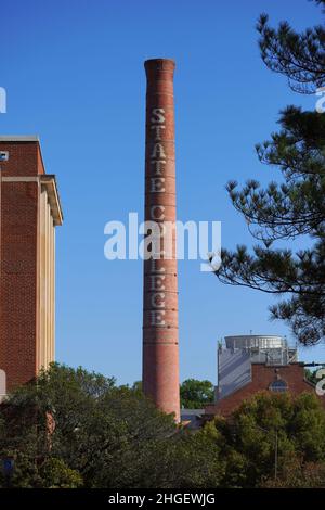 Raleigh, NC, États-Unis, 23 octobre 2021: North Carolina State University smokestack Banque D'Images