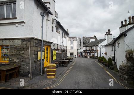 main st à travers hawkshead village lake district, cumbria, angleterre, royaume-uni Banque D'Images