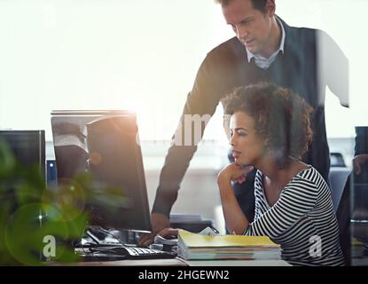 Elle avait besoin d'une deuxième opinion.Photo rognée de deux collègues travaillant ensemble au bureau. Banque D'Images