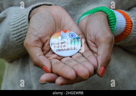 Femme tenant l'insigne indien écrit 'humara pyara hindustan' signifiant notre belle Inde.La personne qui tient le jour de l'indépendance de l'Inde ou le jour de la République souhaite Banque D'Images