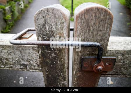 vieux vieux usé usé de métal traditionnel jeter sur la porte en bois latch hawkshead village lake district, cumbria, angleterre, royaume-uni Banque D'Images