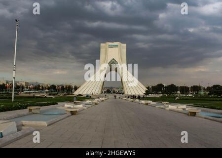 tour azadi avec des nuages dramatiques de téhéran Banque D'Images