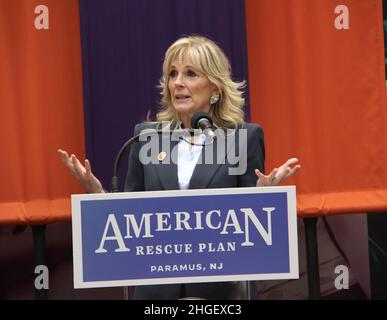 Bergen, New Jersey, États-Unis.20th janvier 2022.La première dame des États-Unis, JILL BIDEN, visite le Bergen Community College dans le New Jersey et parle à la presse des nouvelles ressources et services offerts aux étudiants et à leurs familles dans le cadre du Plan américain de sauvetage.(Image de crédit : © Niyi Fote/TheNEWS2 via ZUMA Press Wire) Banque D'Images