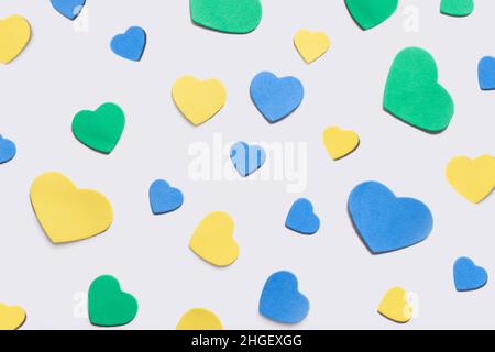 Concept de la Saint-Valentin.Coeurs multicolores isolés sur fond blanc. Banque D'Images