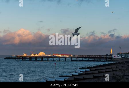 Front de mer de Herne Bay, vue à l'est, juste avant le coucher du soleil Banque D'Images