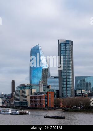 Face à la Tamise à Londres : la tour OXO avec le nouveau bâtiment One Blackfriars, également connu sous le nom de « The vase » ou de « TrouserBulge ». Banque D'Images