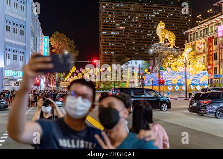 Les personnes portant des masques protecteurs contre la propagation du covid-19 ont vu prendre un selfie à Chinatown. Banque D'Images