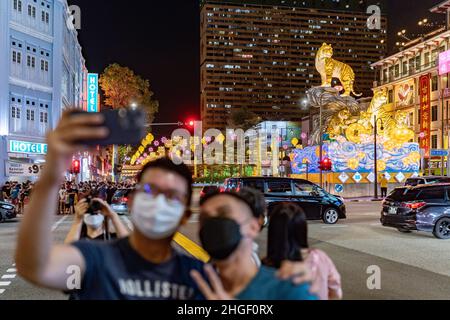 Singapour, Singapour.15th janvier 2022.Les personnes portant des masques protecteurs contre la propagation du covid-19 ont vu prendre un selfie à Chinatown.(Photo de Maverick ASIO/SOPA Images/Sipa USA) crédit: SIPA USA/Alay Live News Banque D'Images