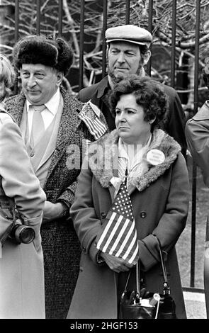 Les résidents attendent le long de Pennsylvania Avenue pour accueillir les 52 otages américains lors d'un défilé à domicile le 27 janvier 1981 à Washington, DC.Les otages ont été détenus pendant 444 jours par les radicaux iraniens à l'ancienne ambassade des États-Unis à Téhéran. Banque D'Images