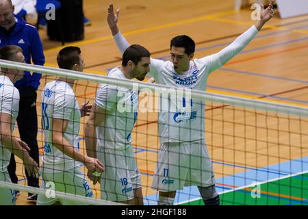 DOETINCHEM, PAYS-BAS - JANVIER 20: Dmitriy Shcherbinin de Zenit Kazan, Dmitriy Volkov de Zenit Kazan, Maxim Mikhaïlov de Zenit Kazan et Michée Christenson de Zenit Kazan célèbrent un point lors du match de la coupe CEV entre Active Living Orion et Zenit Kazan au Topsporthal Achterhoek le 20 janvier2022 à Doetinchem, pays-Bas (photo de René Nijhuis/Orange Pictures) Banque D'Images