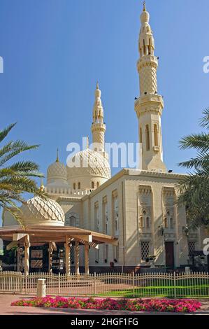 La mosquée de Jumeirah, Al Jumeirah Road, Jumeirah, Dubai, Émirats Arabes Unis Banque D'Images