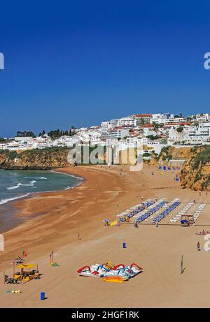 Praia dos Pescadores et la vieille ville, Albufeira, région de l'Algarve, Portugal Banque D'Images