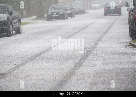 Hambourg, Allemagne.20th janvier 2022.Une douche de traîneau couvre les voitures garées et la chaussée dans une rue résidentielle.Des averses de neige et de neige, dont certaines sont lourdes, sont tombées dans la ville de Hambourg dans l'après-midi.Le Service météorologique allemand a mis en garde contre les rafales de vent de la force 7 (environ 55 km/h) à l'intérieur des terres pour Hambourg et Schleswig-Holstein, et de la force gale 8 du nord-ouest près des averses.Credit: Jonas Walzberg/dpa/Alay Live News Banque D'Images