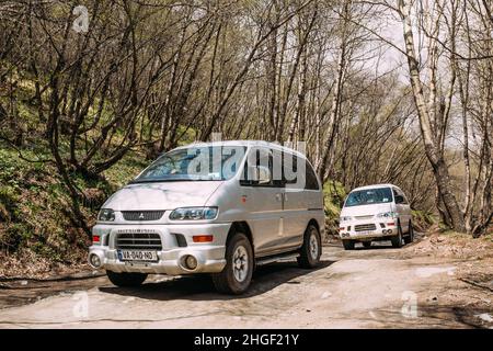 Mitsubishi Delica Space Gear sur la route de campagne dans le paysage des montagnes de printemps.Delica est une gamme de camions et de véhicules polyvalents produits par Banque D'Images