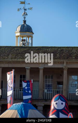 Halifax, West Yorkshire, Royaume-Uni.20th janvier 2022.Les préparatifs sont en cours au soleil pour la dernière série en six parties de Marvel - Secret invasion - qui sera filmée dans l'historique Halifax Piece Hall plus tard ce mois-ci.Le hall de pièces de classe I.Il est le seul survivant des halls de tissu du nord du XVIIIe siècle. Banque D'Images