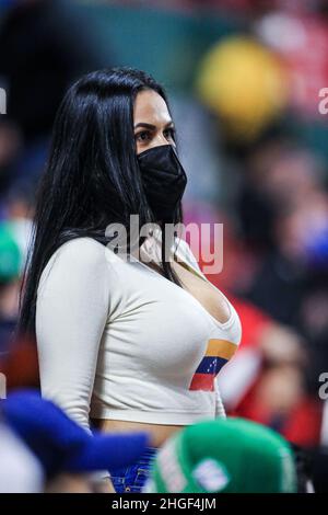 MAZATLAN, MEXIQUE - FÉVRIER 04: Une amateur, femme vénézuélienne fal, beauté, beau portant un masque pour covid 19 au stade Tedoro Mariscal una aficioanda mujer venezonala, belleza ,hermosa usando cubrebocas por covid 19 en el estadio Tedoro Mariscal pendant le match entre le Venezuela et le Mexique dans le cadre de Serie del Caribe 2021 le 4 février 2021 à Mazatlan, Mexique.(photo par Luis Gutierrez/Norte photo) Banque D'Images