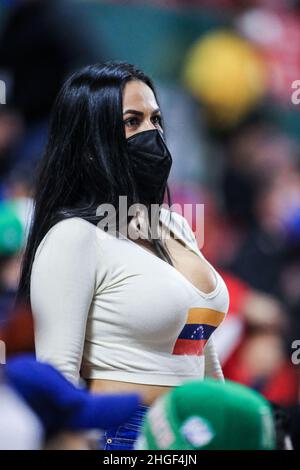 MAZATLAN, MEXIQUE - FÉVRIER 04: Une amateur, femme vénézuélienne fal, beauté, beau portant un masque pour covid 19 au stade Tedoro Mariscal una aficioanda mujer venezonala, belleza ,hermosa usando cubrebocas por covid 19 en el estadio Tedoro Mariscal pendant le match entre le Venezuela et le Mexique dans le cadre de Serie del Caribe 2021 le 4 février 2021 à Mazatlan, Mexique.(photo par Luis Gutierrez/Norte photo) Banque D'Images