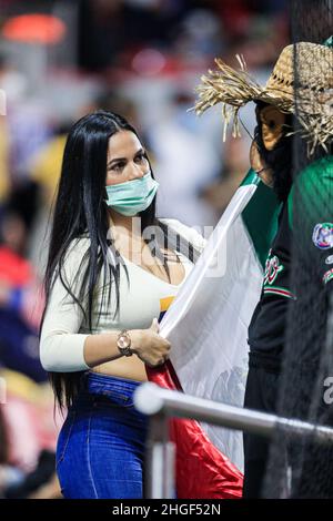 MAZATLAN, MEXIQUE - FÉVRIER 04: Une amateur, femme vénézuélienne fal, beauté, beau portant un masque pour covid 19 au stade Tedoro Mariscal una aficioanda mujer venezonala, belleza ,hermosa usando cubrebocas por covid 19 en el estadio Tedoro Mariscal pendant le match entre le Venezuela et le Mexique dans le cadre de Serie del Caribe 2021 le 4 février 2021 à Mazatlan, Mexique.(photo par Luis Gutierrez/Norte photo) Banque D'Images
