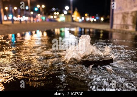 Flensburg, Allemagne.20th janvier 2022.L'eau est expulée d'un trou d'homme dans la zone du port.À Flensburg, le Fjord de Flensburg s'est levé légèrement au-dessus de ses berges dans la soirée.Le niveau d'eau a atteint environ 115 cm au-dessus de la normale.Il y a eu de légères inondations.Credit: Benjamin Nolte/dpa/Alay Live News Banque D'Images